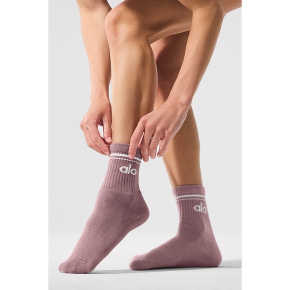 New Alo Yoga Unisex Half-Crew Throwback Sock in Smoky Quartz - Picture 2 of 5